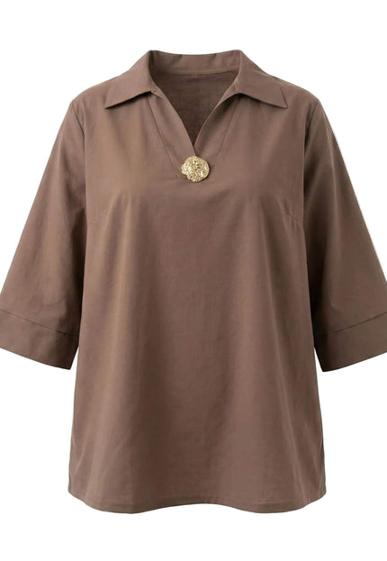 Официална разкроена памучна макси риза в цвят мока, заснета на бял фон. Моделът се отличава с V-образно деколте и изящен златист декоративен елемент.