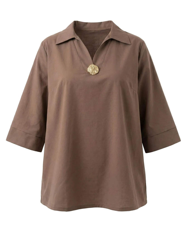 Официална разкроена памучна макси риза в цвят мока, заснета на бял фон. Моделът се отличава с V-образно деколте и изящен златист декоративен елемент.