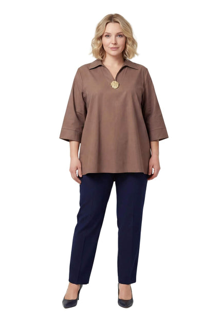 Официална разкроена памучна макси риза в цвят мока с V-образно деколте и златист акцент. Представяне в цял ръст отпред, съчетана с тъмен панталон.