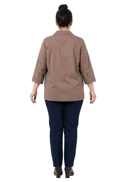 Официална разкроена памучна макси риза в цвят мока – поглед отзад, показващ свободната кройка и изчистения дизайн на гърба.