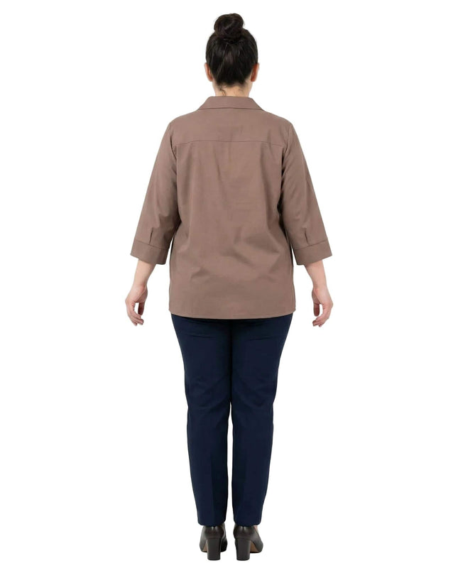 Официална разкроена памучна макси риза в цвят мока – поглед отзад, показващ свободната кройка и изчистения дизайн на гърба.