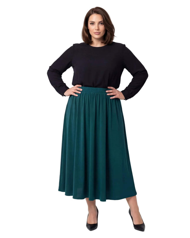 Изглед отпред в цял ръст на официална разкроена пола големи размери в масленозелено с ластик, заснета на бял фон.