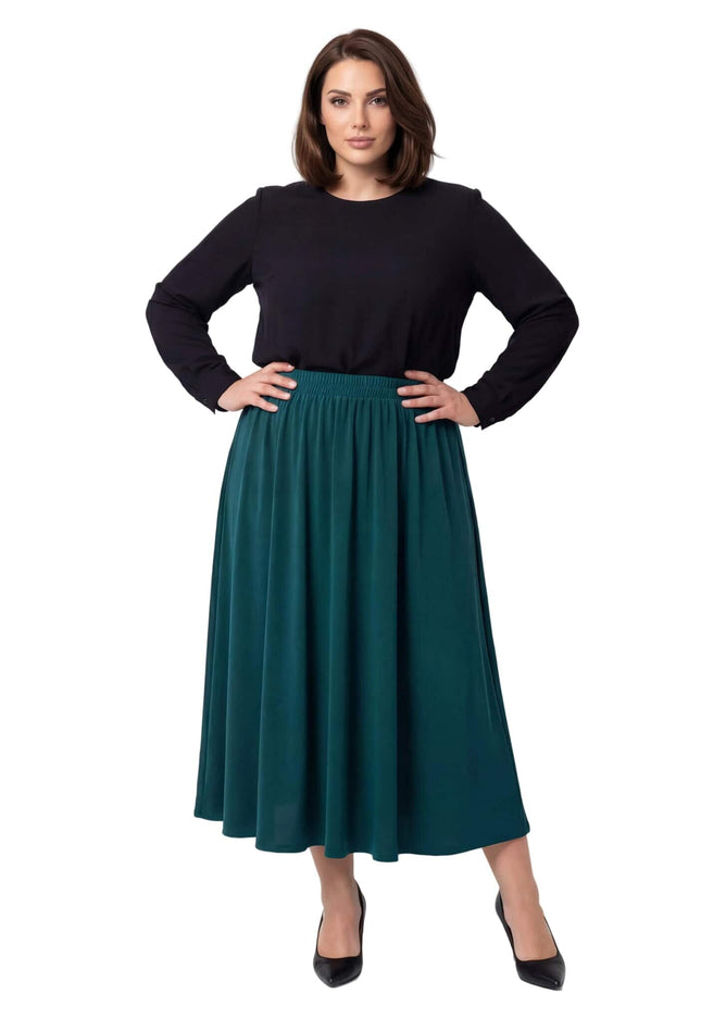 Изглед отпред в цял ръст на официална разкроена пола големи размери в масленозелено с ластик, заснета на бял фон.