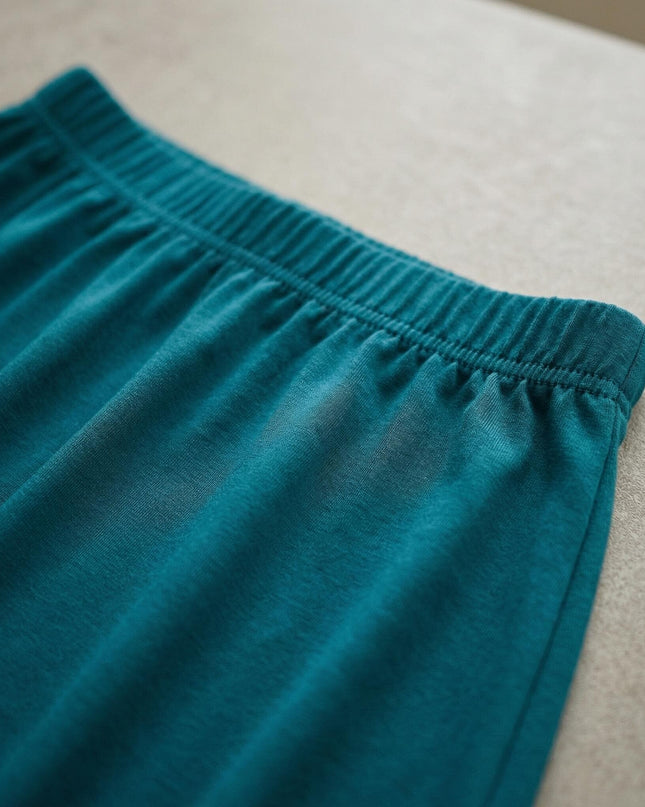 Детайл отблизо на удобния ластичен колан и меката материя на официална разкроена пола в масленозелено.