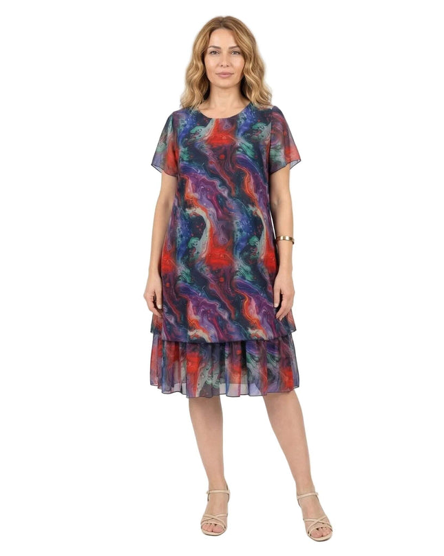 Официална разкроена рокля големи размери от пъстър шифон. Снимка в цял ръст на бял фон, показваща многопластовия дизайн и абстрактния принт.