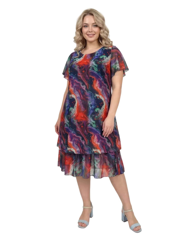 Официална разкроена рокля от пъстър шифон с абстрактен принт и многопластов дизайн. Моделът е заснет в цял ръст на бял фон.