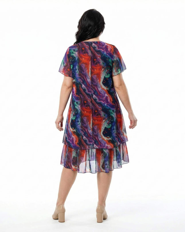 Официална разкроена рокля големи размери от пъстър шифон, заснета в цял ръст отзад на бял фон, показваща абстрактния принт.