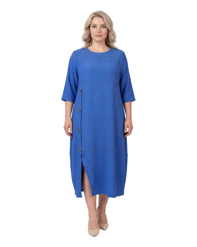 Официална разкроена рокля големи размери в кобалтово синьо с асиметричен преден шев и декоративни копчета, заснета в цял ръст.