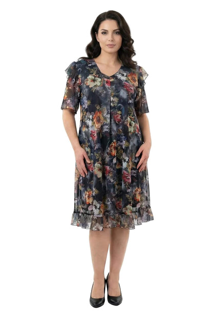 Дамска официална рокля от шифон на цветя с разкроена кройка, заснета в цял ръст отпред. Виждат се ефирните ръкави и завършващият къдр на подгъва.
