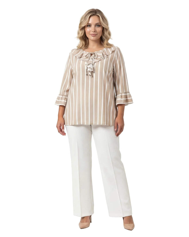 Официална разкроена туника на райе в бежово и бяло с деколте с връзки и 7/8 ръкави, представена в цял ръст върху модел.