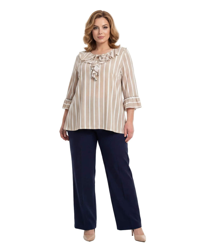 Официална разкроена туника на райе в бежово и бяло, заснета в цял ръст отпред. Елегантният модел има деколте с връзки и 7/8 ръкави с волани.