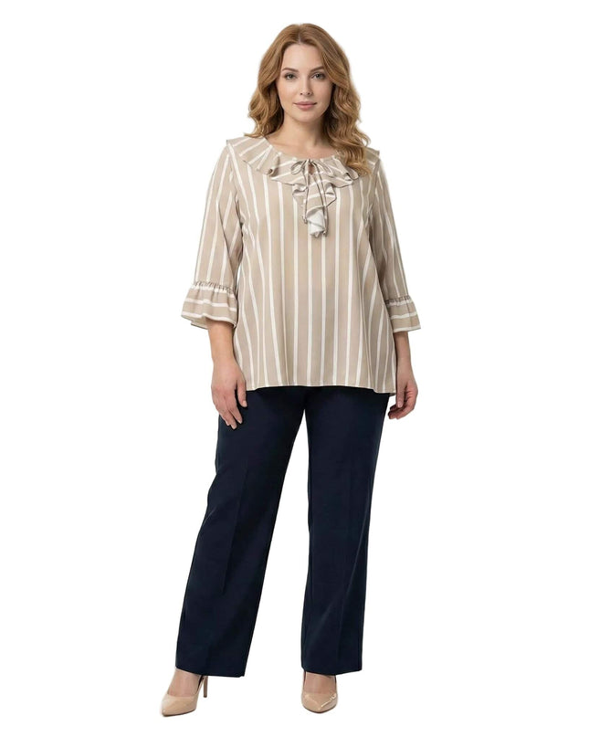 Официална разкроена туника на вертикално райе в бежово и бяло, с ефектно деколте и ръкави с волани, заснета върху модел в цял ръст.