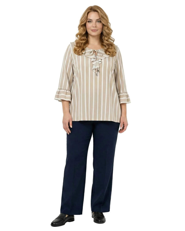 Официална разкроена туника на райе в бежово и бяло, заснета в цял ръст върху модел. Дизайнът включва деколте с връзки и ръкави с декоративни волани.