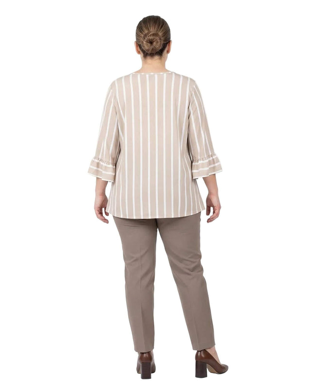 Официална разкроена туника на райе в бежово и бяло, заснета отзад. Снимката показва свободната кройка на гърба и ръкавите с декоративни волани.