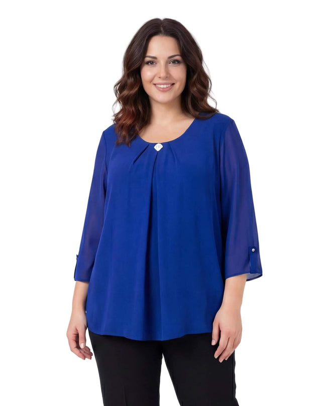 Официална разкроена туника от шифон в кралскосин цвят с брошка и 7/8 ръкави, заснета отпред върху модел.