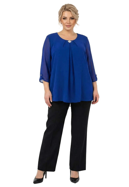 Официална разкроена туника от шифон в кралскосин цвят с брошка, представена върху модел в цял ръст на бял фон.