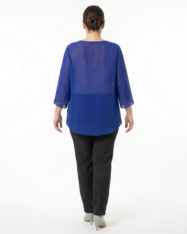 Официална разкроена туника от шифон в кралскосин цвят, заснета в гръб, разкриваща свободната кройка и 7/8 ръкави.