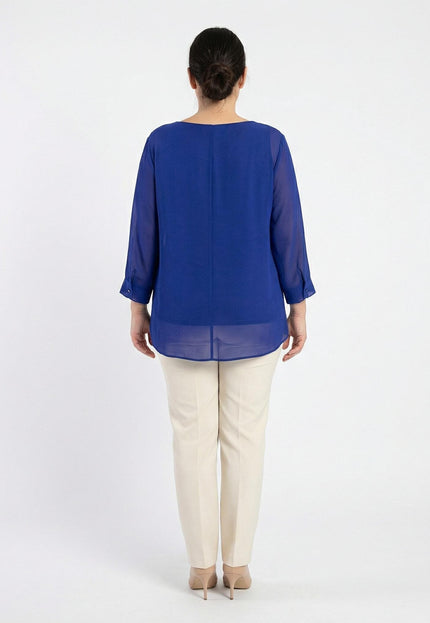 Официална разкроена туника от шифон в наситен кралскосин цвят, поглед отзад, показващ свободно падащата кройка и централния шев на гърба.