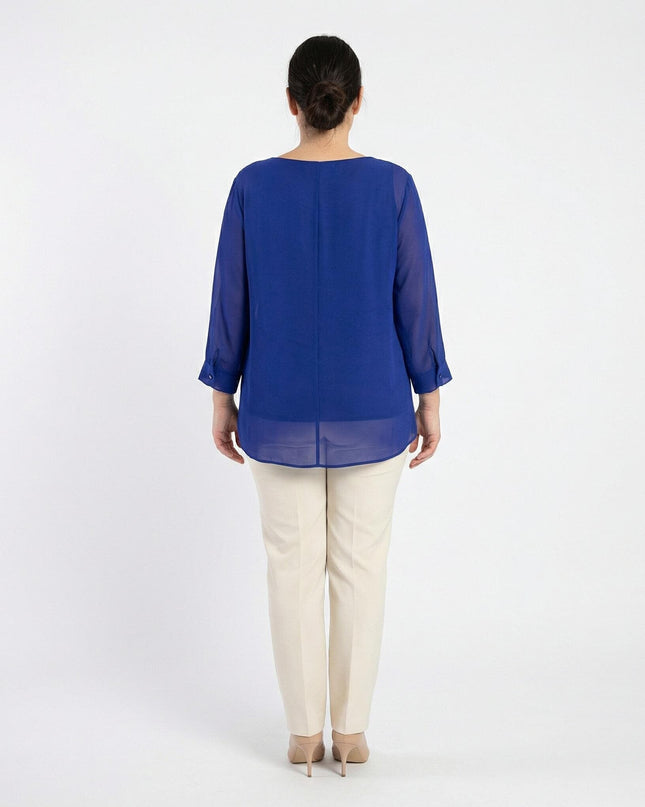 Официална разкроена туника от шифон в наситен кралскосин цвят, поглед отзад, показващ свободно падащата кройка и централния шев на гърба.