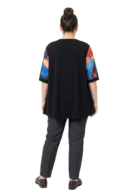 Изглед отзад на официална разкроена туника в черен цвят, показващ изчистения гръб, цветните ръкави и свободната кройка.