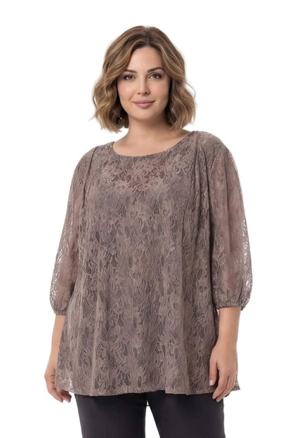 Разкроена дамска туника от дантела в кафяв нюанс с обло деколте и 3/4 ръкави, заснета отпред на бял фон