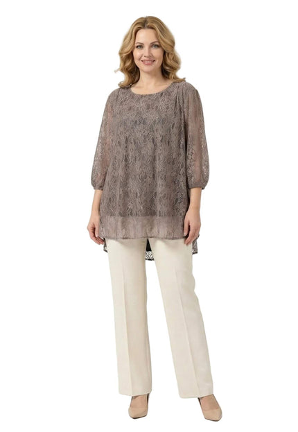 Официална разкроена туника от дантела в кафяв цвят с 3/4 ръкави, представена в цял ръст.