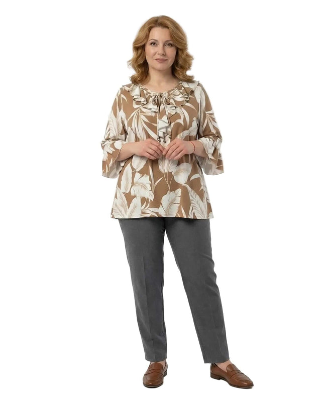 Официална разкроена туника големи размери в светлокафяво с принт, ефектно деколте с връзки и 7/8 ръкав. Кадър в цял ръст на бял фон.