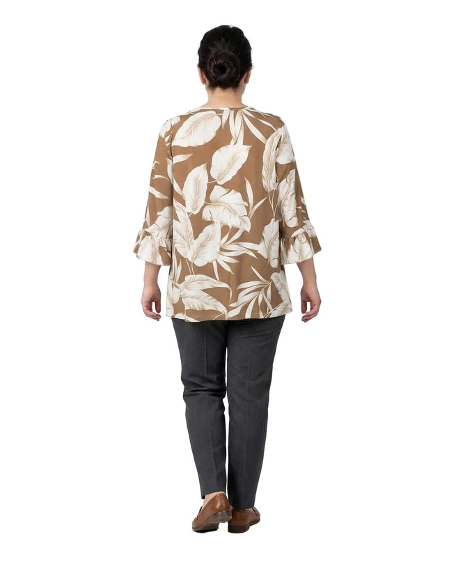 Светлокафява разкроена туника с флорален принт, официален стил за едри дами, заснета в гръб на бял фон.
