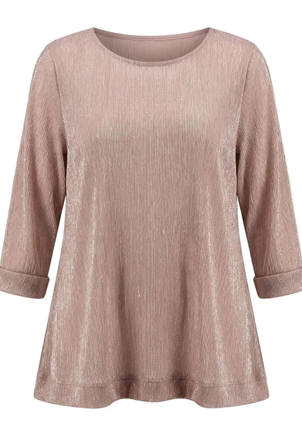 Официална розова туника големи размери с лъскава плисирана текстура и 7/8 ръкави. Елегантен разкроен модел, заснет отпред на бял фон.