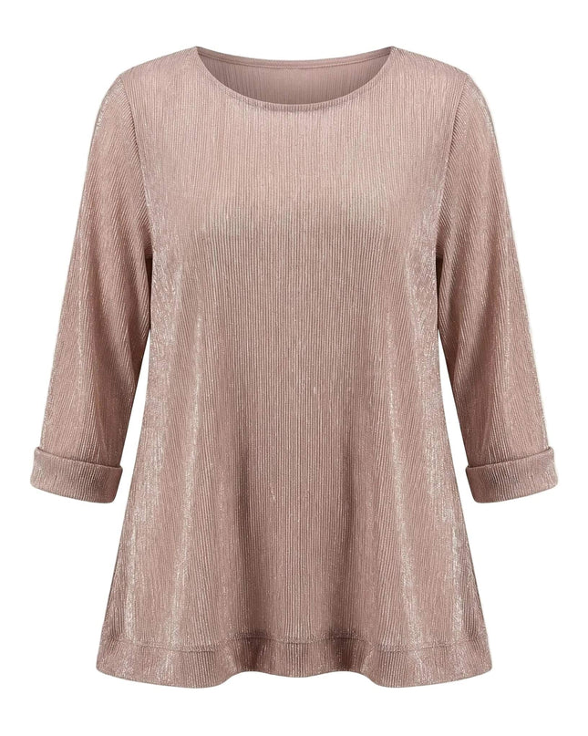 Официална розова туника големи размери с лъскава плисирана текстура и 7/8 ръкави. Елегантен разкроен модел, заснет отпред на бял фон.
