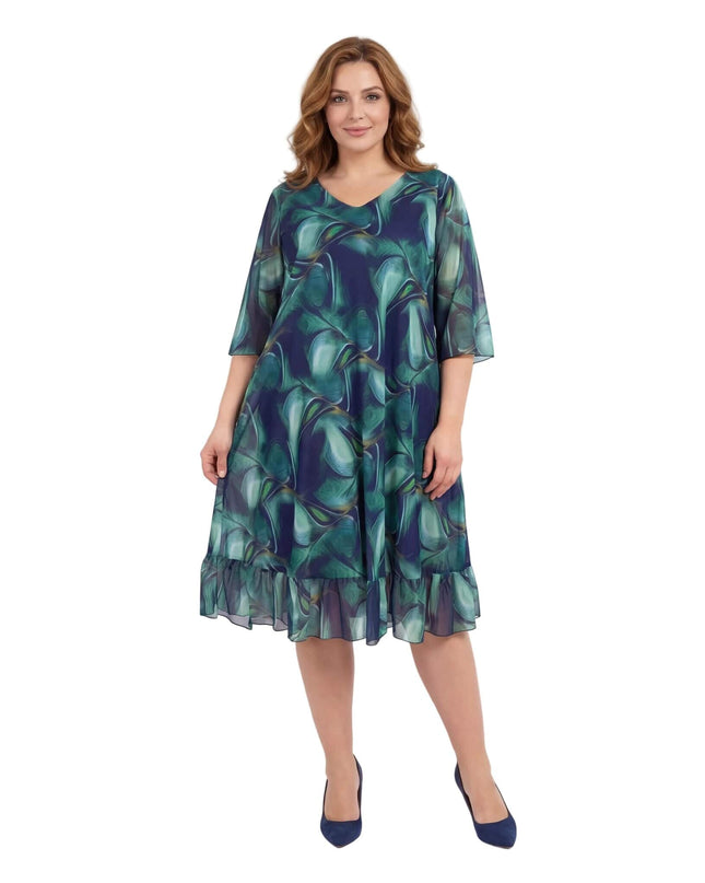 Официална шифонена рокля големи размери с абстрактен десен в сини и зелени тонове, кадър в цял ръст.