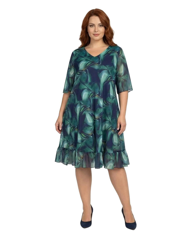 Официална шифонена рокля големи размери в преливащи сини тонове с V-образно деколте и волан, показана в цял ръст.