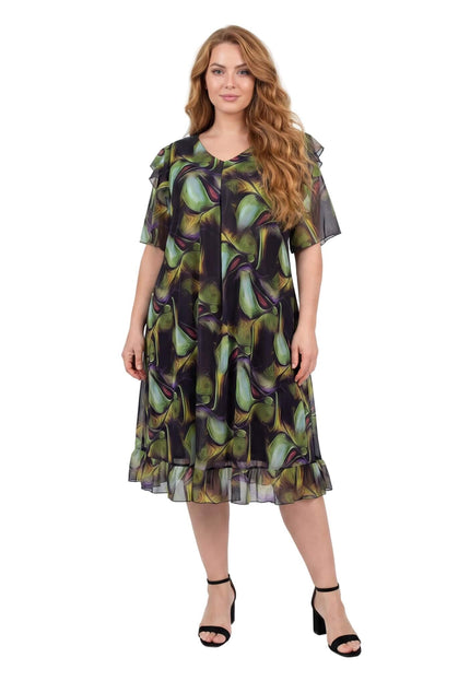 Елегантна шифонена рокля с абстрактен пъстър принт и разкроена кройка, заснета върху модел в цял ръст отпред.