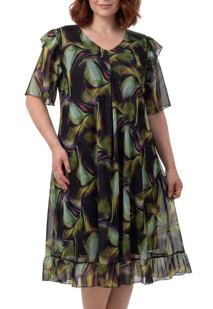 Официална шифонена рокля с пъстър абстрактен десен, V-образно деколте и волан в долната част, заснета в цял ръст на бял фон.