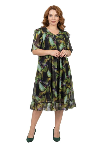 Официална шифонена рокля с абстрактен пъстър десен в зелени нюанси и разкроена кройка, представена в цял ръст на бял фон.