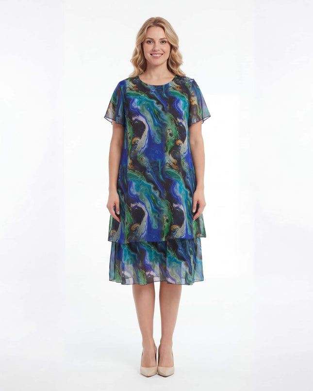 Официална шифонена рокля в преливащи синьо-зелени тонове с къси ръкави, заснета в цял ръст на бял фон.