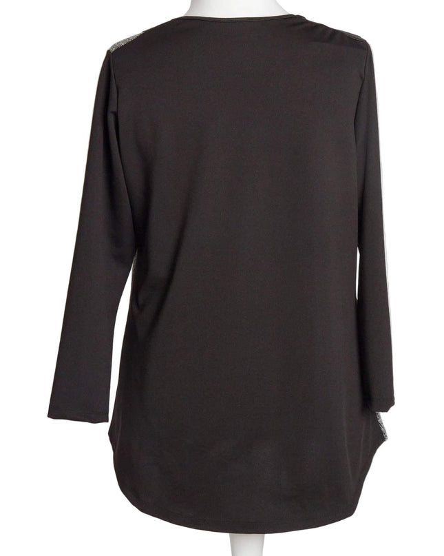 Изглед отзад на официална сребриста туника със свободна кройка, показващ изчистен черен гръб и дълги ръкави върху манекен.