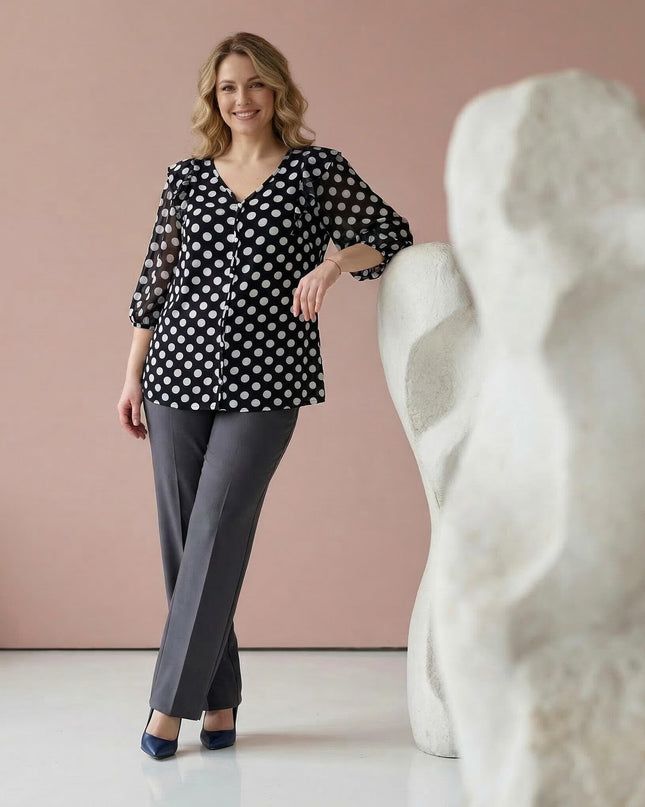 Официална тъмносиня туника на бели точки с 3/4 шифонени ръкави, показана в цял ръст върху модел.