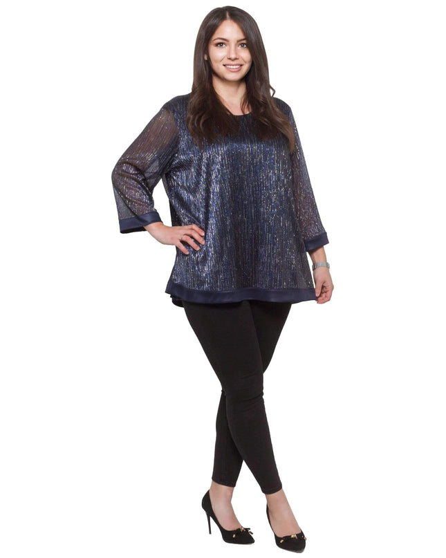 Елегантна тъмносиня туника в големи размери с блясък и полупрозрачни ръкави, заснета в цял ръст върху модел на бял фон.