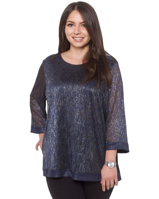 Елегантна официална тъмносиня туника в големи размери с фин блясък и полупрозрачни ръкави, заснета отпред на бял фон