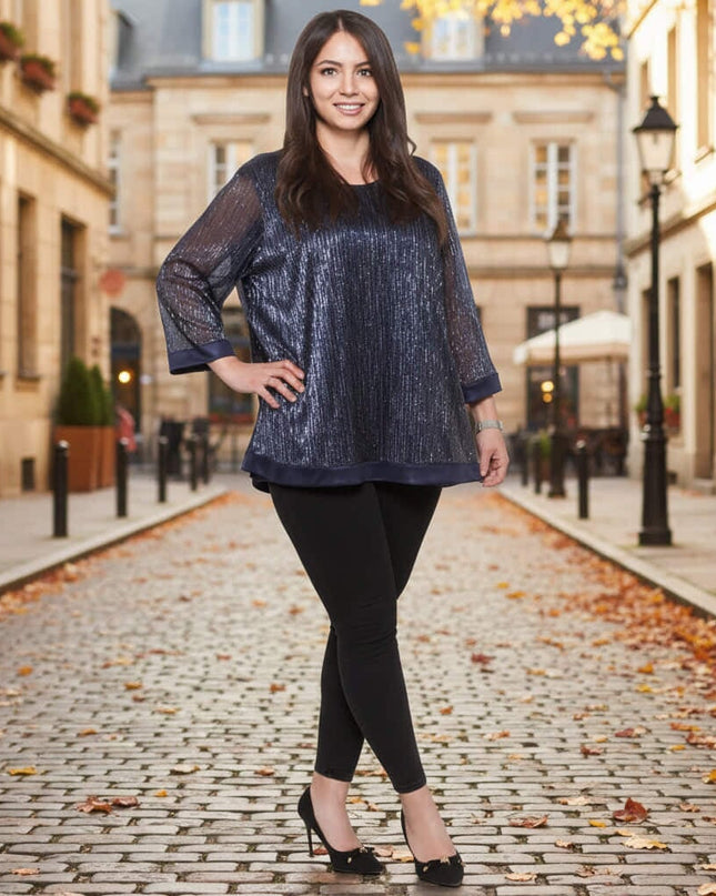 Официална тъмносиня туника в големи размери с блясък и полупрозрачни ръкави, заснета в цял ръст на модел в градска среда.