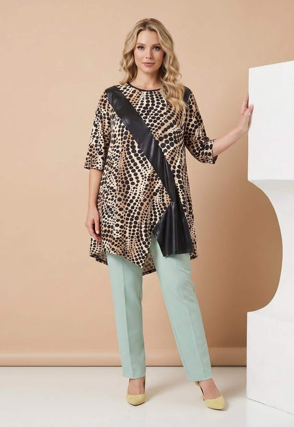 Официална туника с леопардов принт и детайл от еко кожа, представена в цял ръст. Моделът показва разкроения асиметричен силует и 3/4 ръкави.
