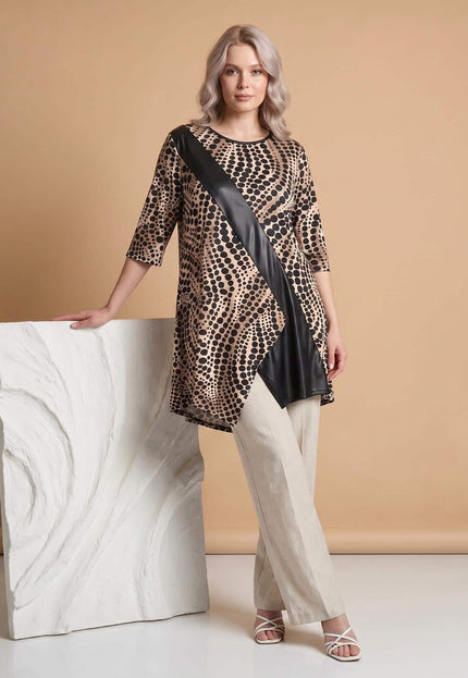 Официална туника големи размери с леопардов принт и ефектна платка от еко кожа, представена в цял ръст.