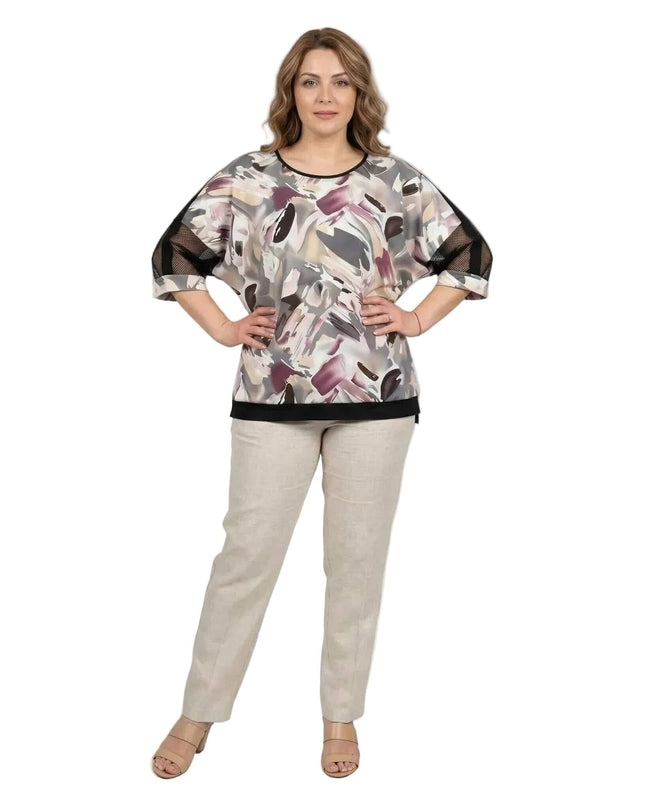 Официална туника големи размери с абстрактен десен и 7/8 ръкави с мрежа, представена в цял ръст на бял фон.