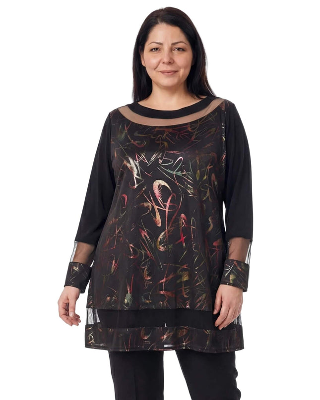 Елегантна официална туника в черно с цветен абстрактен принт и платка от тюл на деколтето. Снимка отпред, показваща дългите ръкави и детайлите от еко кожа.