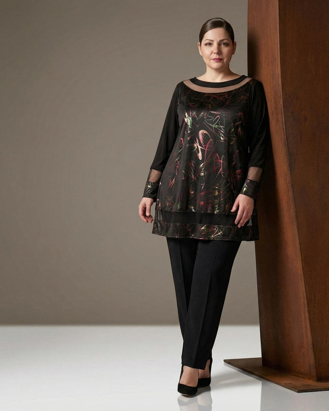 Официална черна туника с абстрактен принт и детайли от тюл и еко кожа, представена в цял ръст на модел.