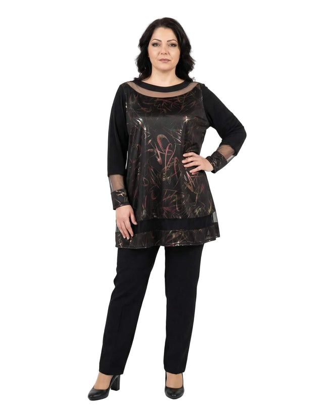 Официална туника в черно с абстрактен принт, тюлено деколте и акценти от еко кожа, представена в цял ръст върху модел.