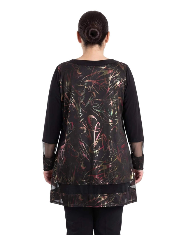 Официална дамска туника в черно, изглед отзад с ефектен абстрактен принт и прозрачен тюлен подгъв.