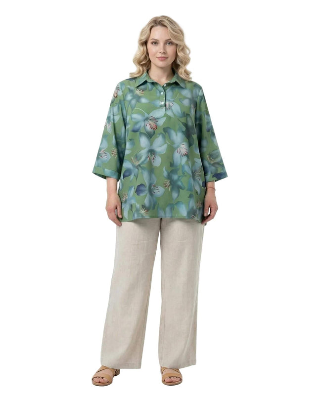 Официална зелена макси риза на цветя с разкроен силует и 7/8 ръкави, представена в цял ръст на бял фон.