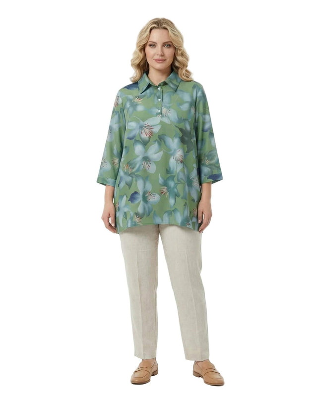 Официална зелена макси риза на цветя с разкроен силует и елегантна якичка. Представена в цял ръст, съчетана със светъл панталон.